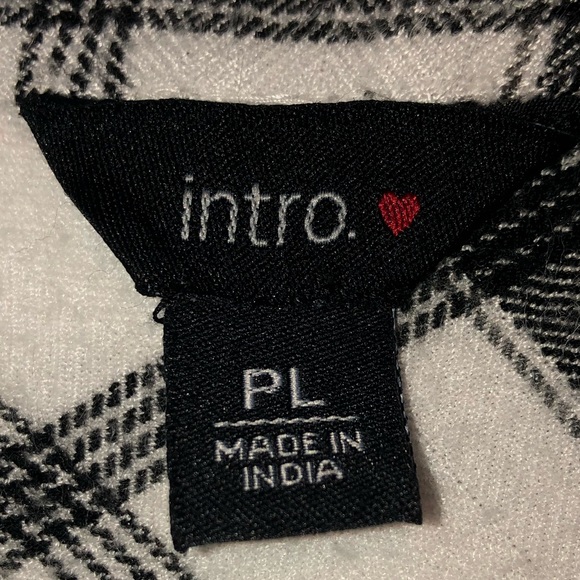 intro. Plaid Flannel Style Black and White Blouse - Picture 3 of 11